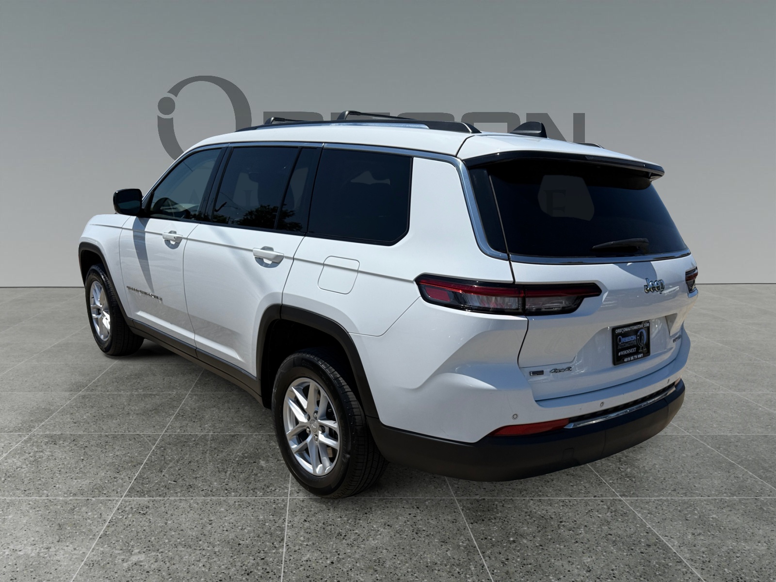 2022 Jeep Grand Cherokee Laredo photo 2