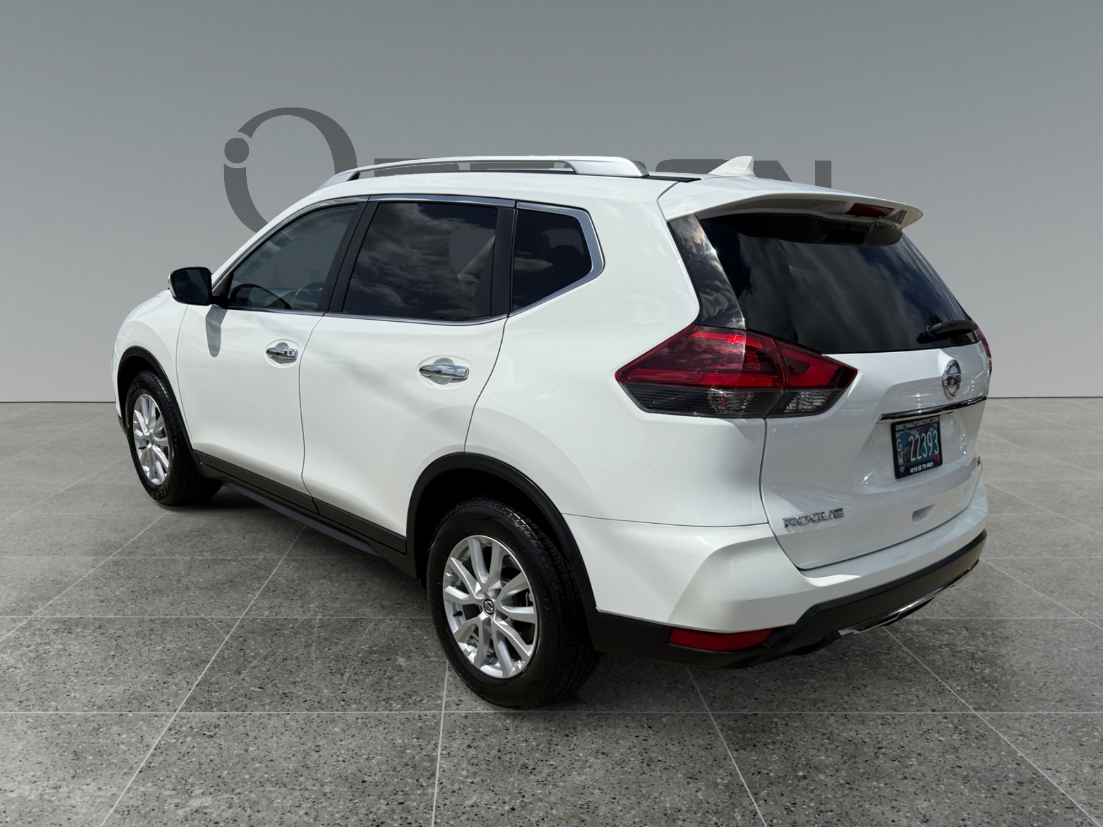 2018 Nissan Rogue SV photo 2